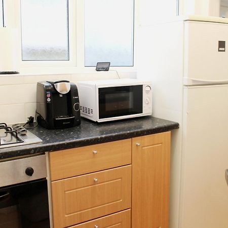 Large Garden Apartment On Golders Green High Road 伦敦 外观 照片