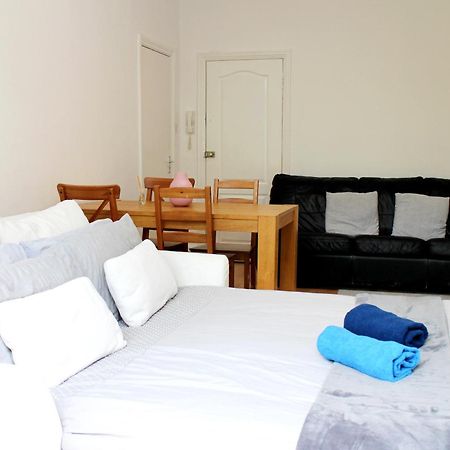 Large Garden Apartment On Golders Green High Road 伦敦 外观 照片