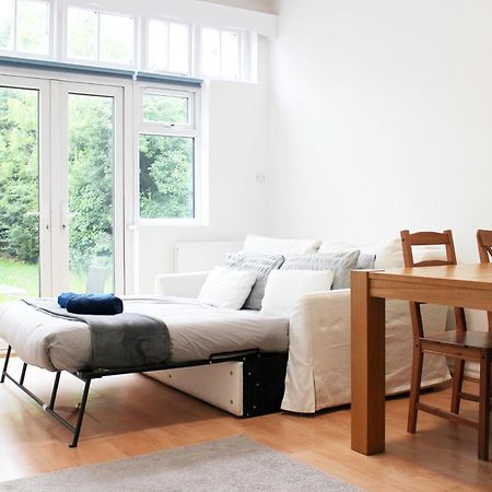 Large Garden Apartment On Golders Green High Road 伦敦 外观 照片