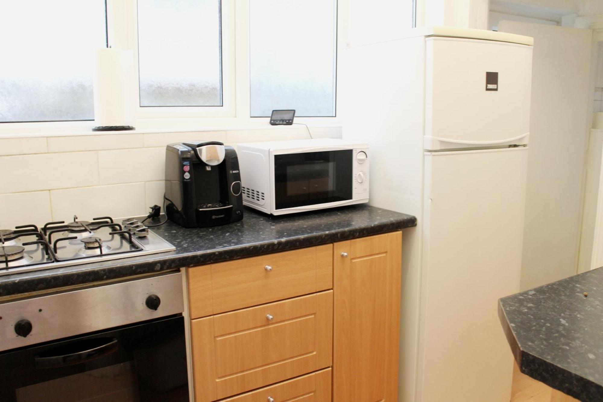 Large Garden Apartment On Golders Green High Road 伦敦 外观 照片