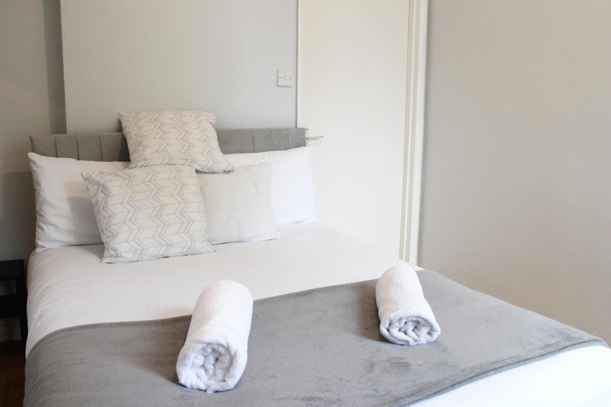 Large Garden Apartment On Golders Green High Road 伦敦 外观 照片