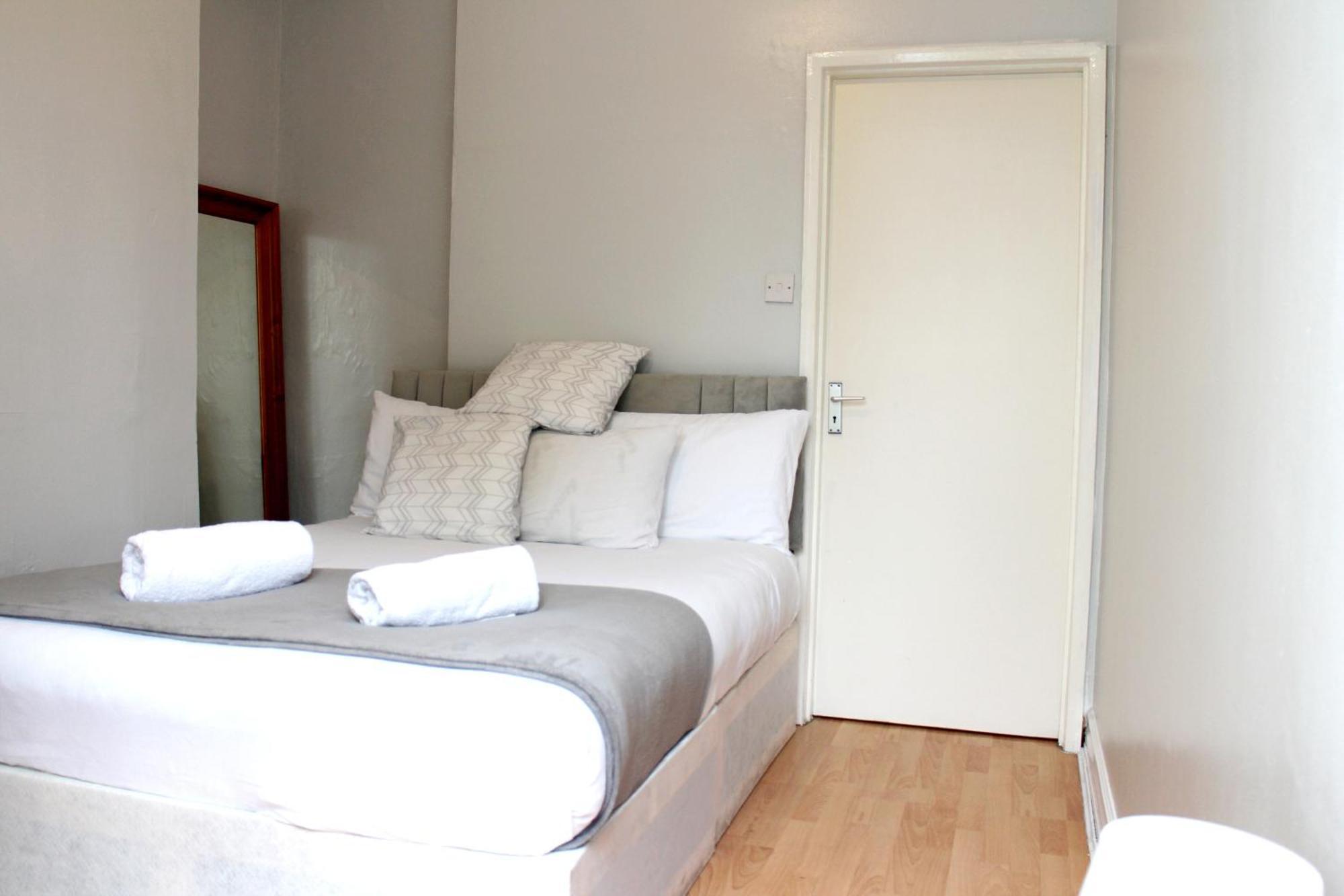 Large Garden Apartment On Golders Green High Road 伦敦 外观 照片
