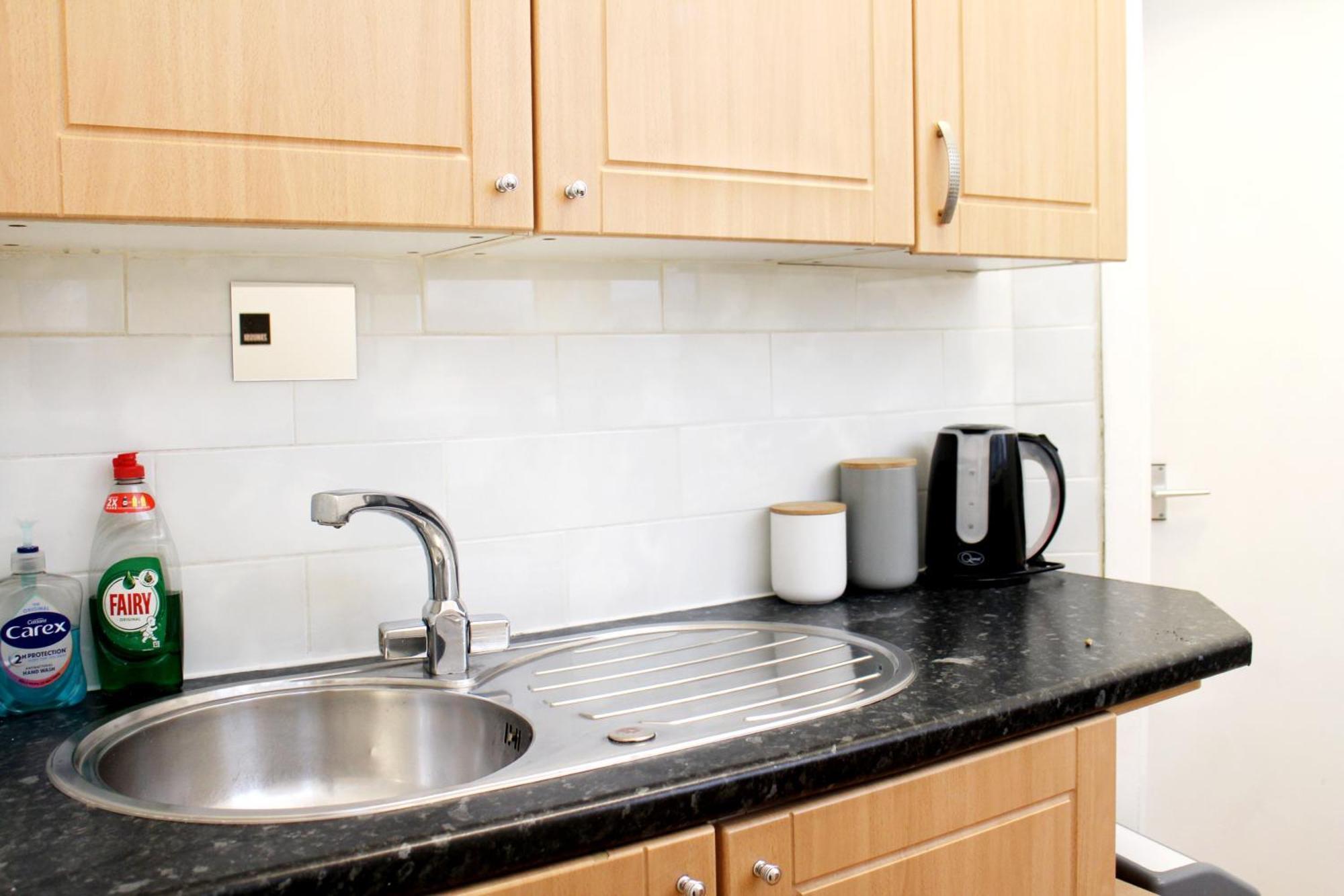 Large Garden Apartment On Golders Green High Road 伦敦 外观 照片