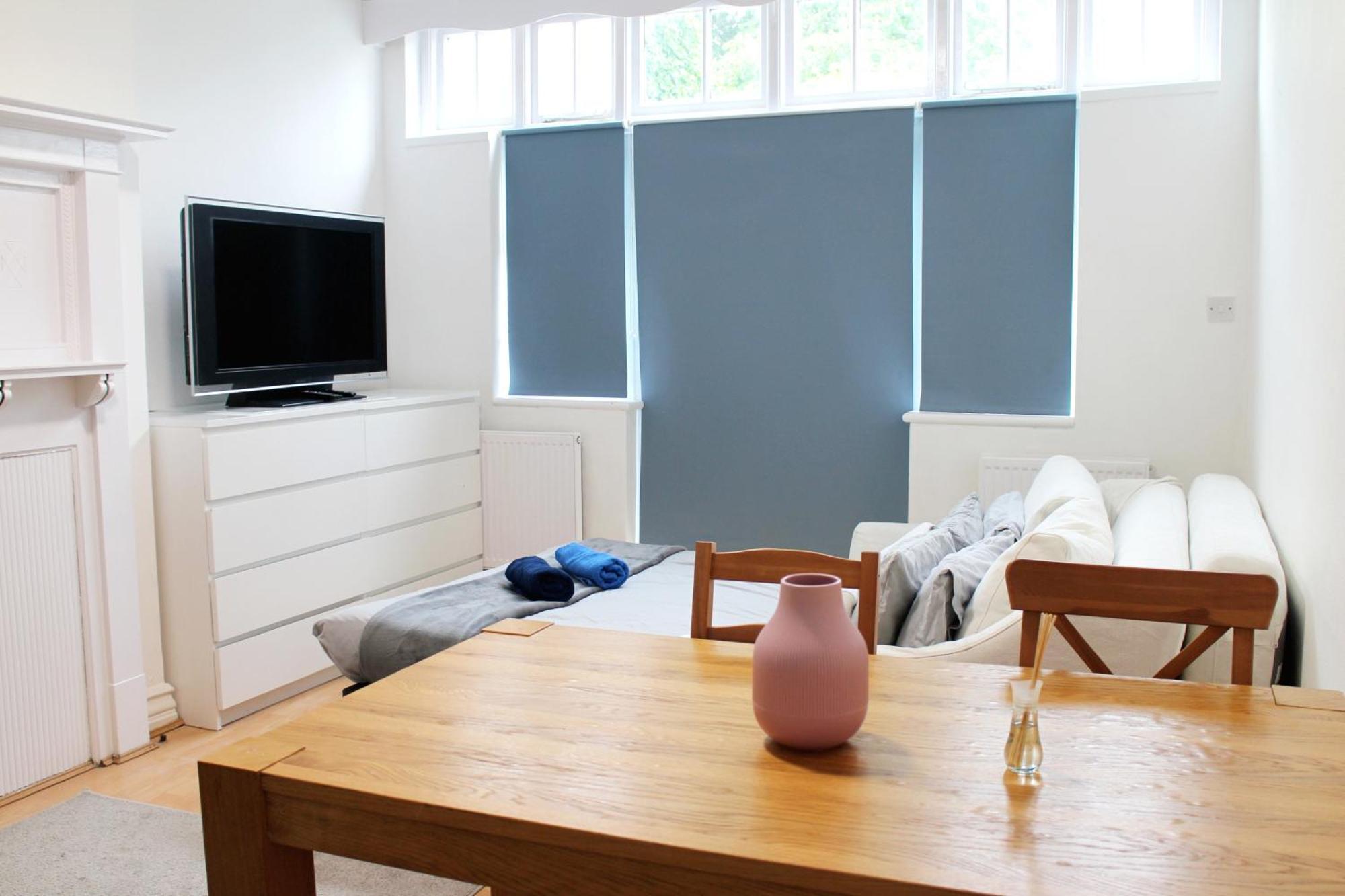 Large Garden Apartment On Golders Green High Road 伦敦 外观 照片
