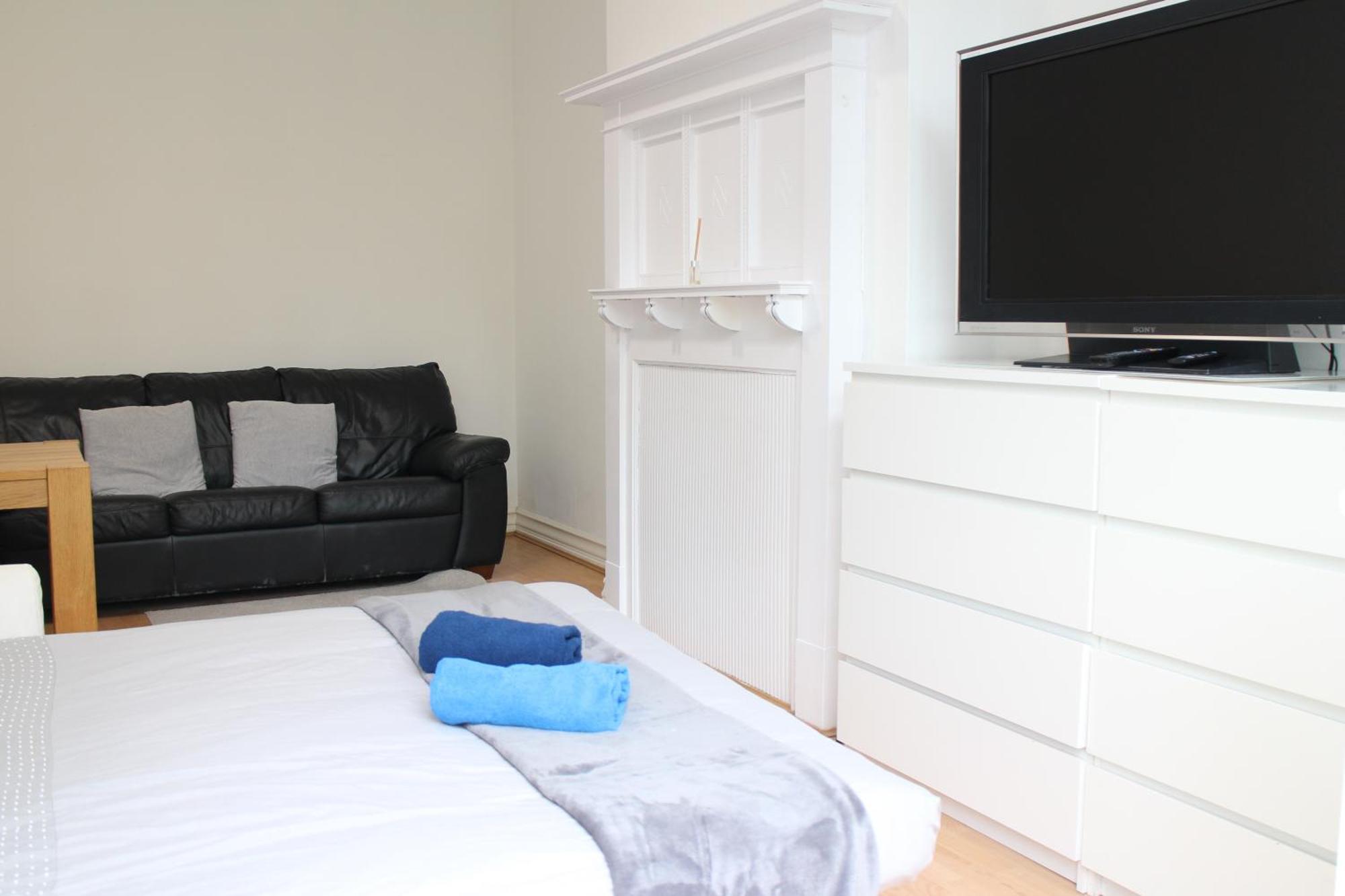 Large Garden Apartment On Golders Green High Road 伦敦 外观 照片