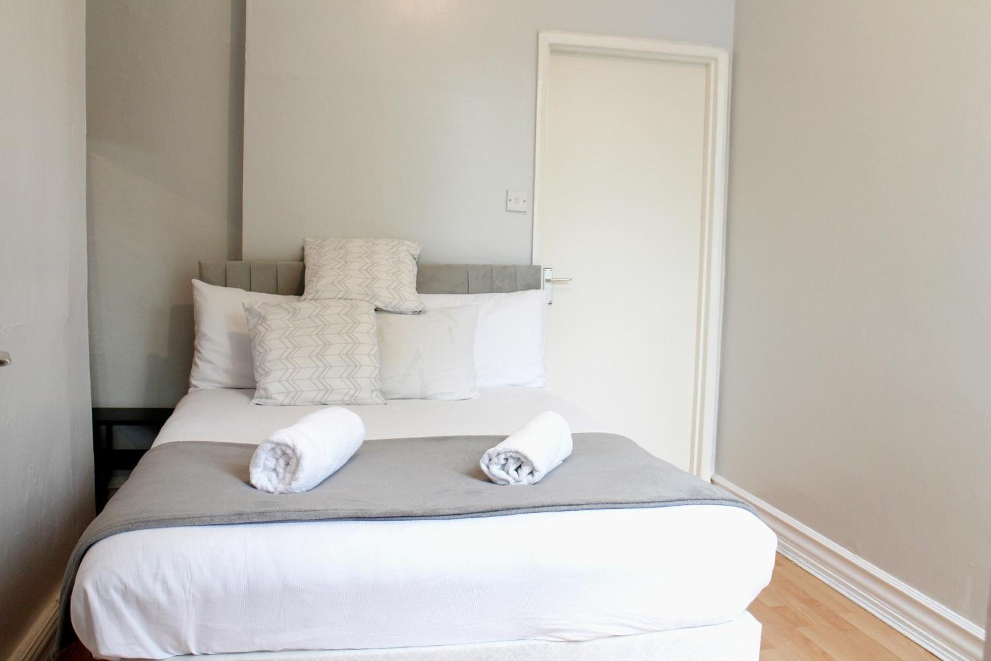 Large Garden Apartment On Golders Green High Road 伦敦 外观 照片