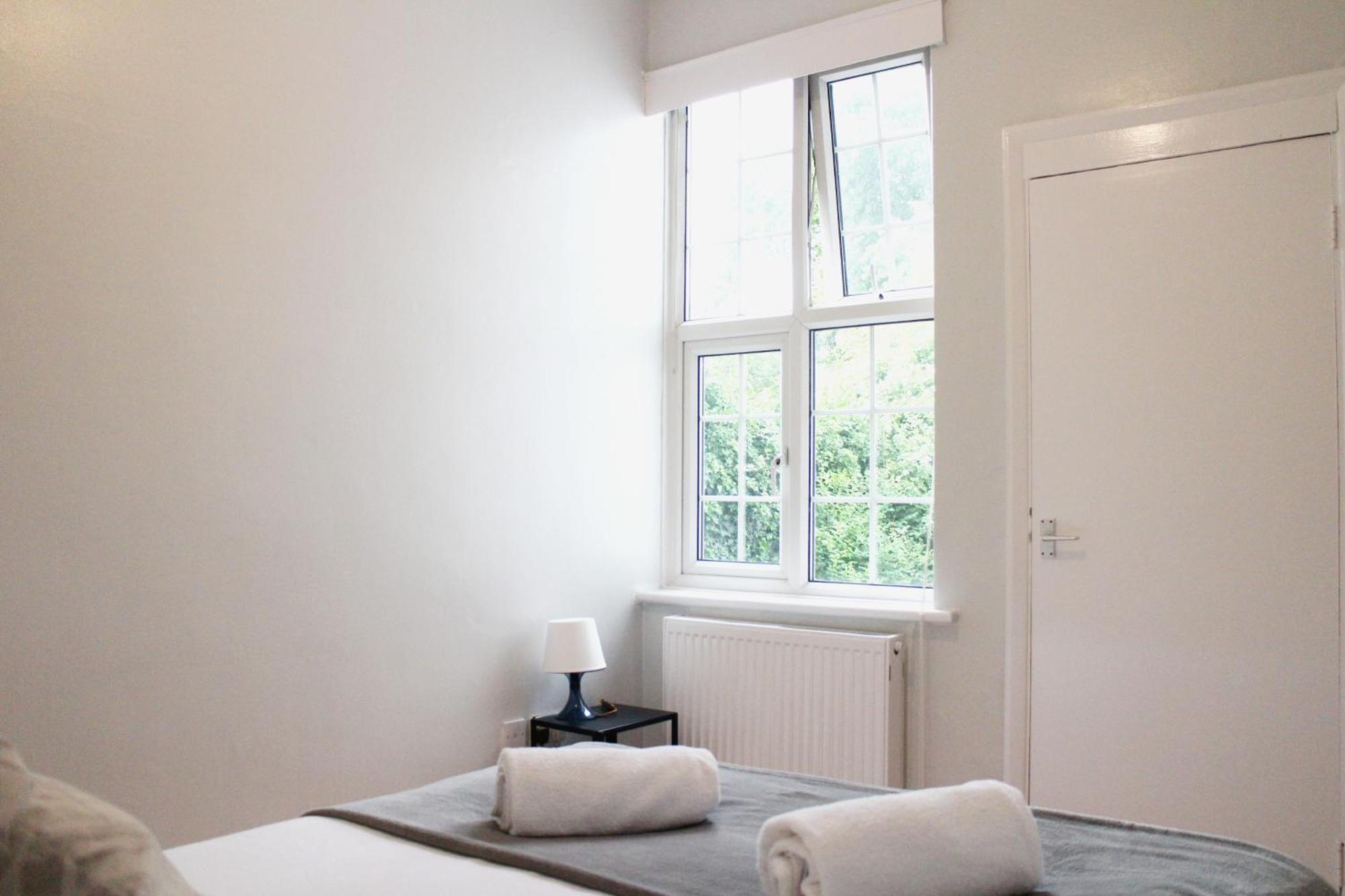 Large Garden Apartment On Golders Green High Road 伦敦 外观 照片