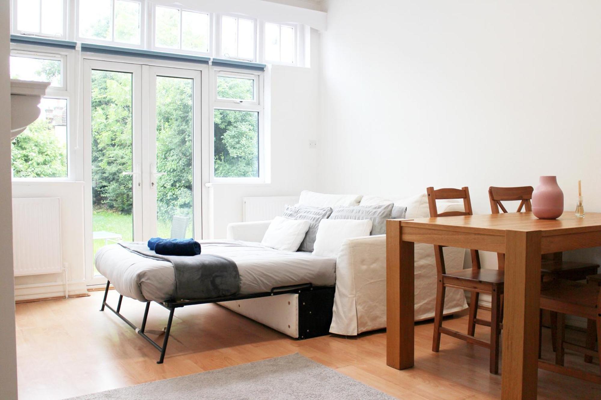 Large Garden Apartment On Golders Green High Road 伦敦 外观 照片